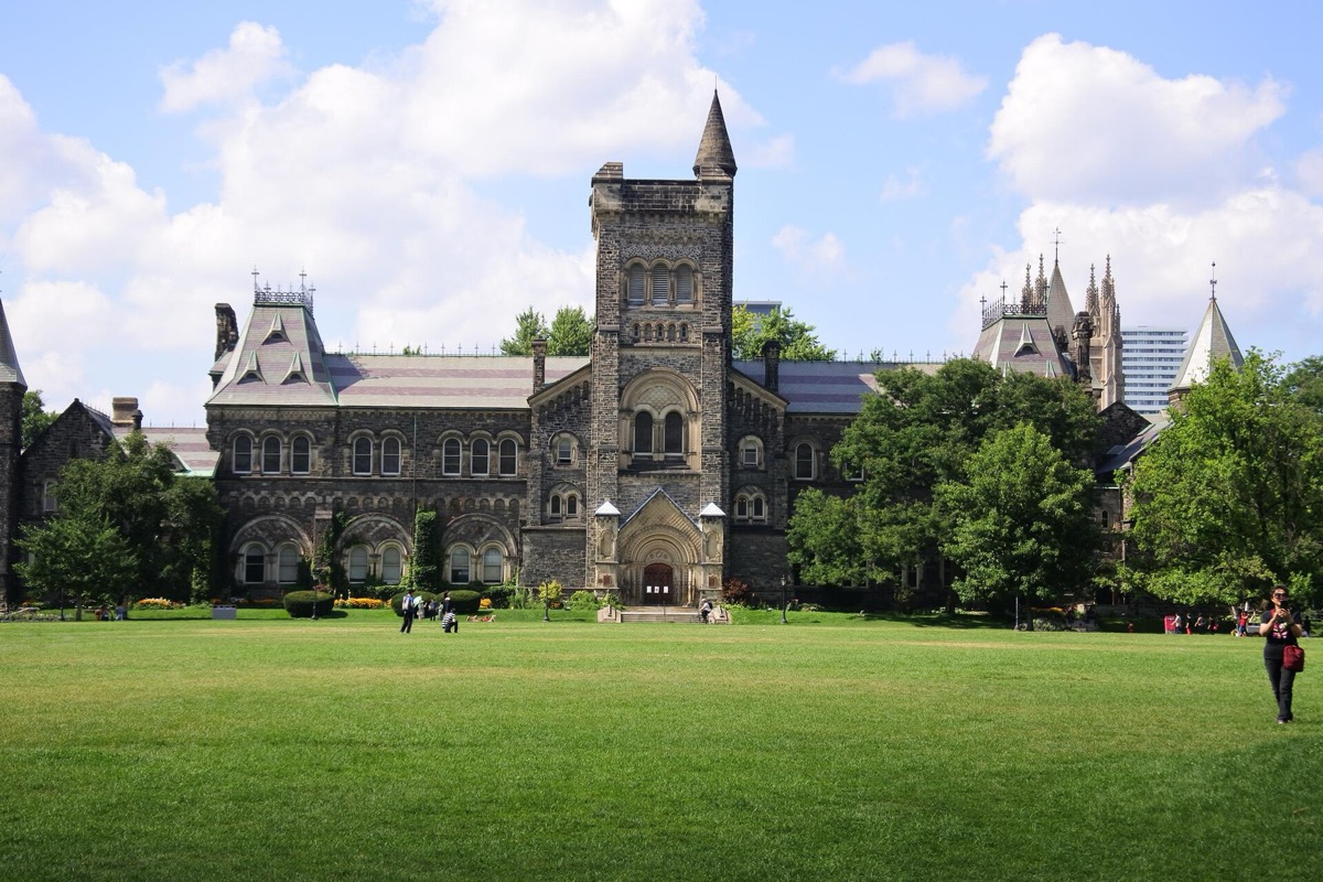 Campus universitario canadese sotto la luce dorata