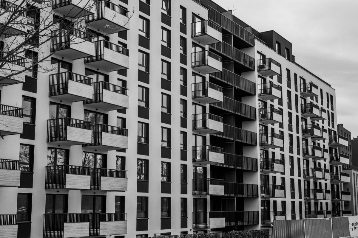 Edifícios residenciais modernos em uma área urbana