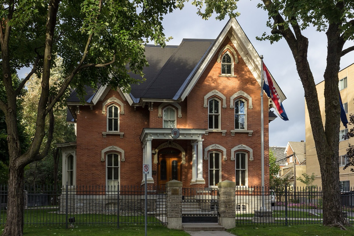 Carte du Canada avec le drapeau national et des documents officiels.
