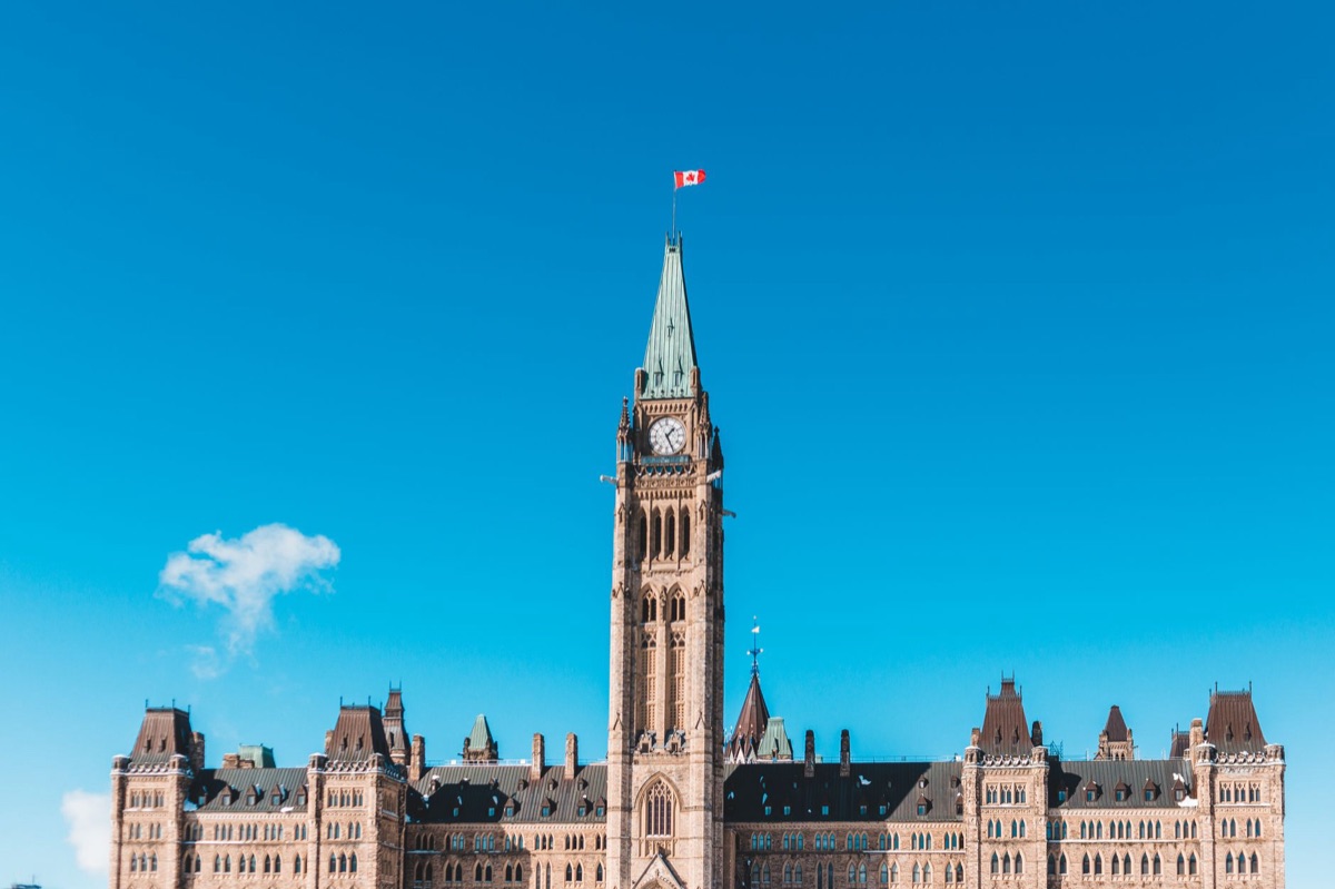la bandiera del Canada e il Parlamento di Ottawa