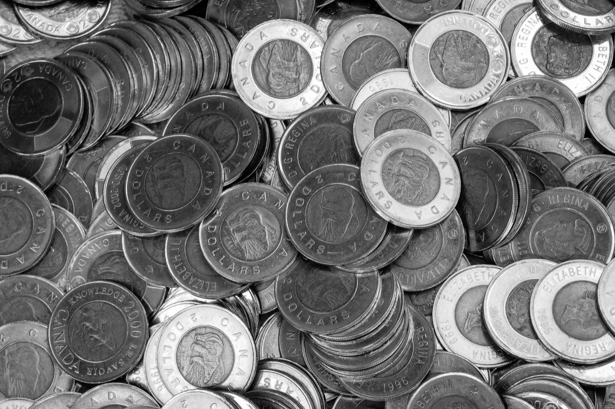 カナダドルの硬貨の山と経済指標