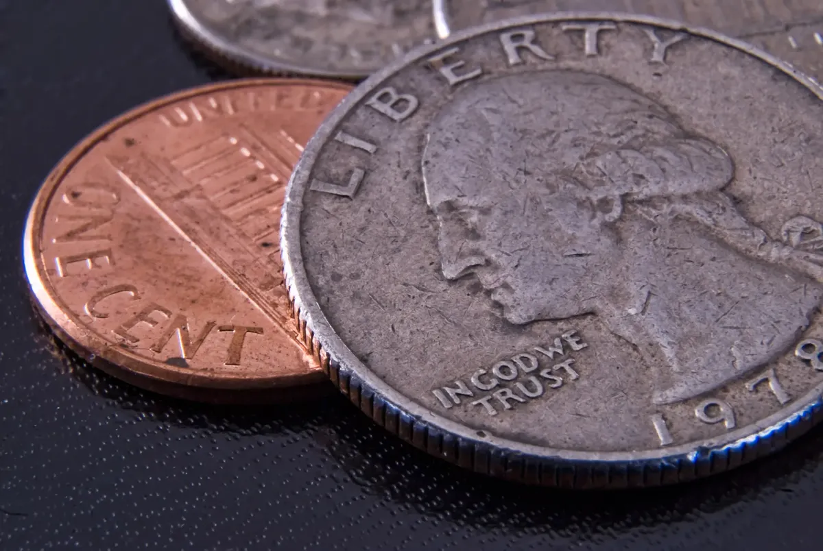 アメリカンクォーランとペンシの詳細な近景写真で、通貨の質感が際立つ。