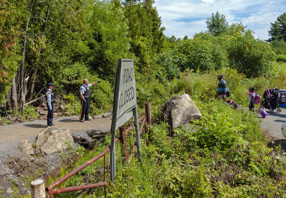oficial de inmigracion canadiense en el borde
