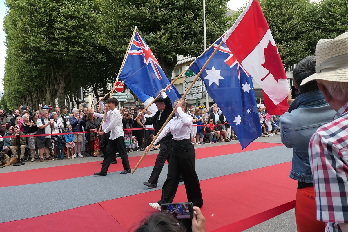 bandera canadá en desfile