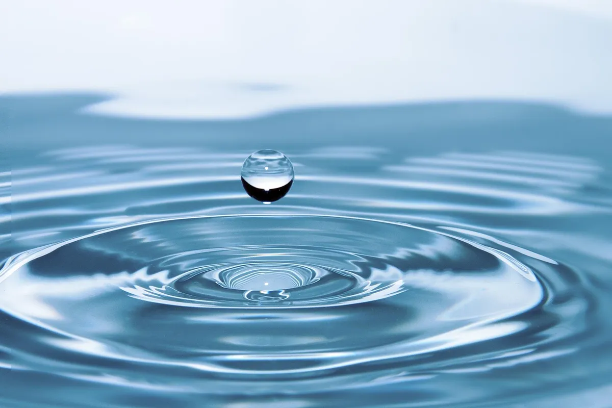 水滴、水滴、自然、影響、波紋、水、水面、水面張力、水滴