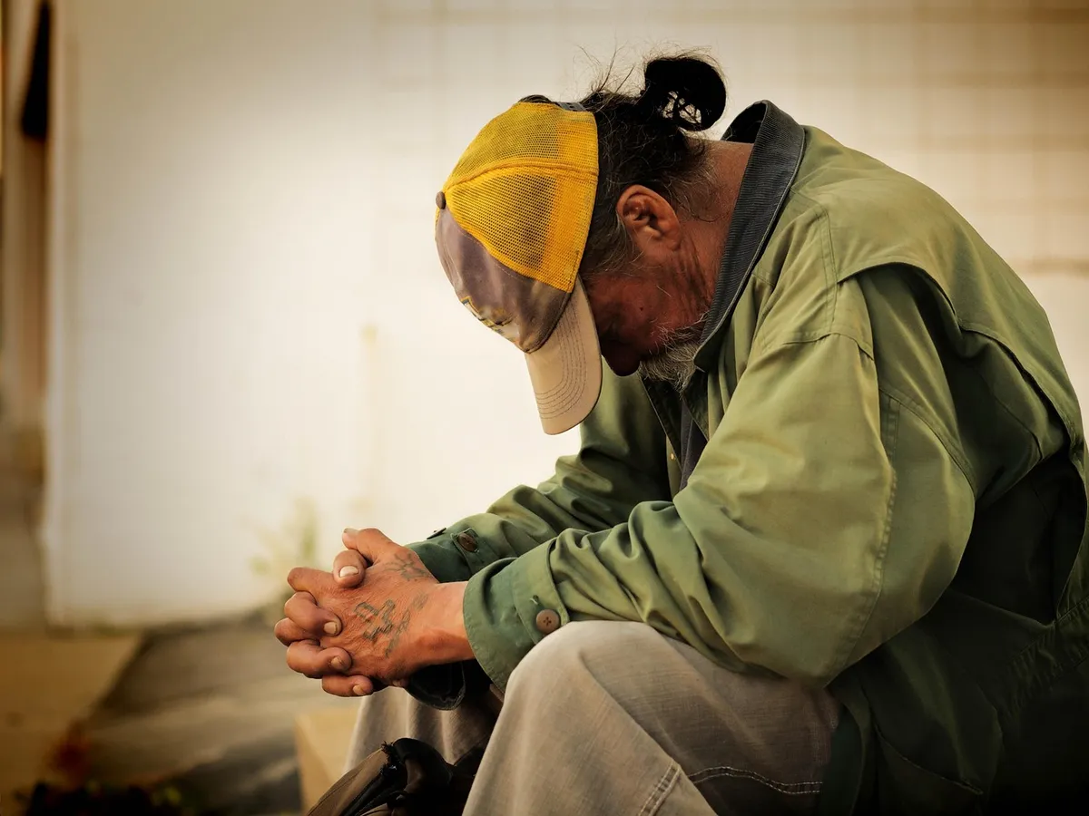 人群、無家者、男性、街頭、貧窮、社會、城市、人、無家者、生命、男人、男人、慈善、議題、水平、飢餓、避難所、社區、接觸