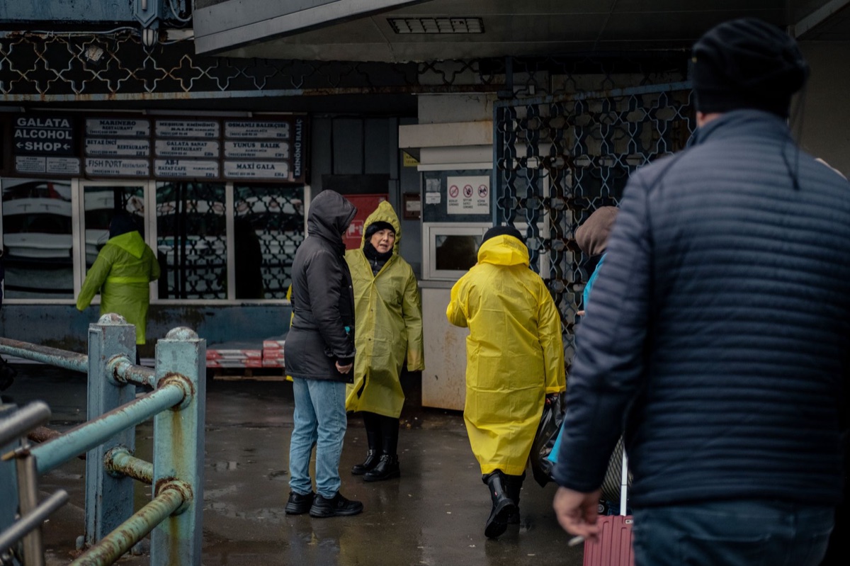 gruppo immigrati all'checkpoint