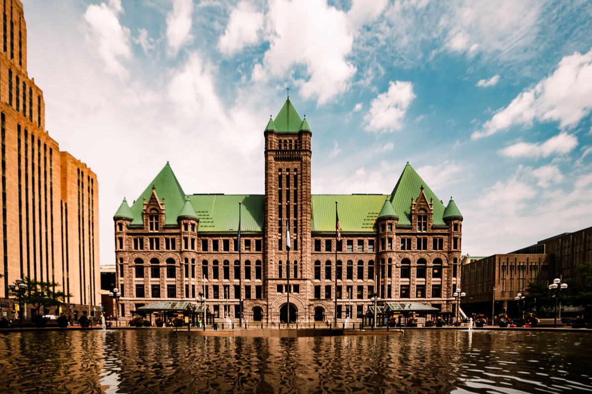 Edificio governo canadense com placar de políticas de imigração