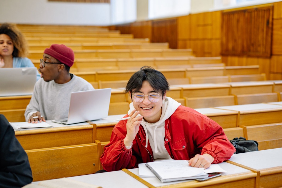 Estudante canadense em universidade