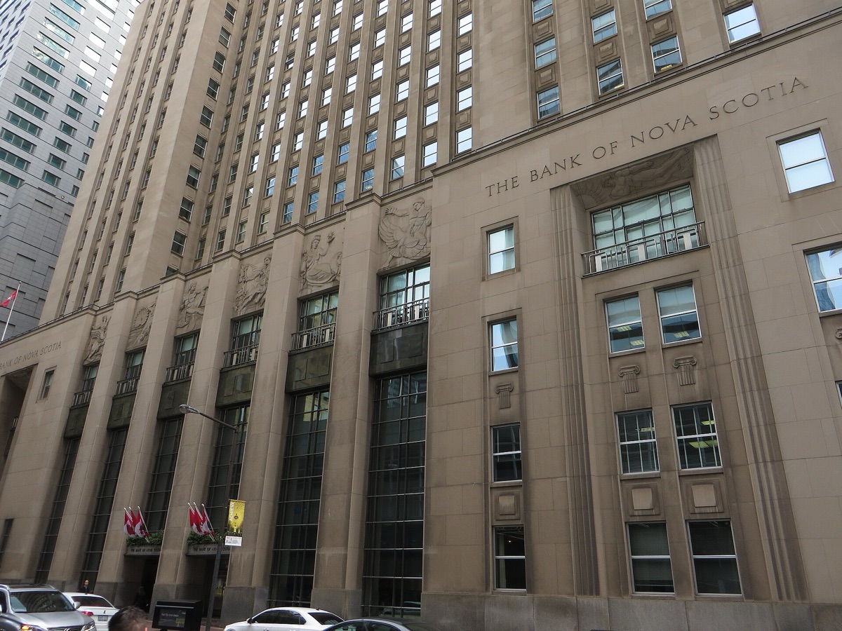 glass-and-steel bank building in toronto skyline